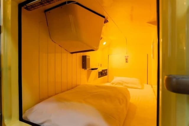 Capsule Room, Lower, Men only