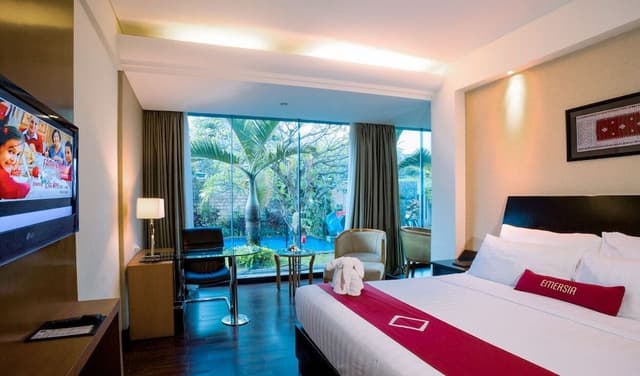 Executive Room, 1 King Bed, Pool View