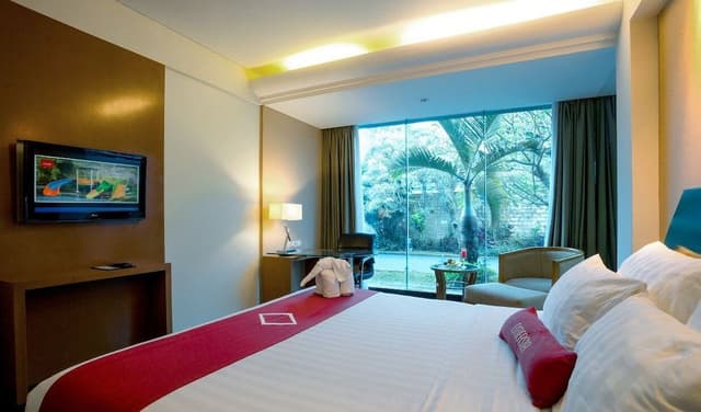 Executive Room, 1 King Bed, Pool View