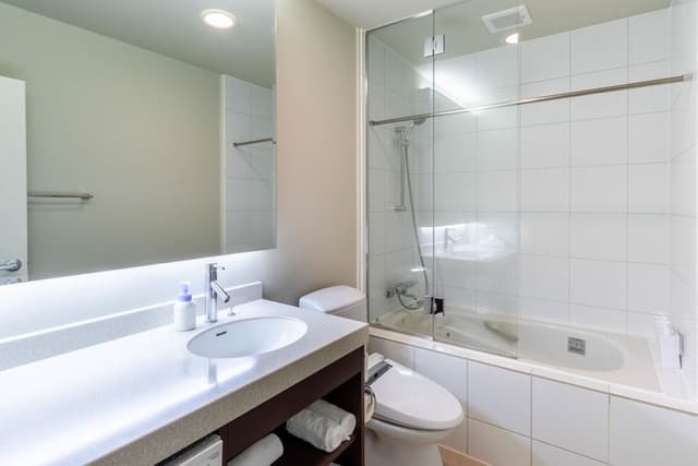 Studio Apartment (Main Floor)