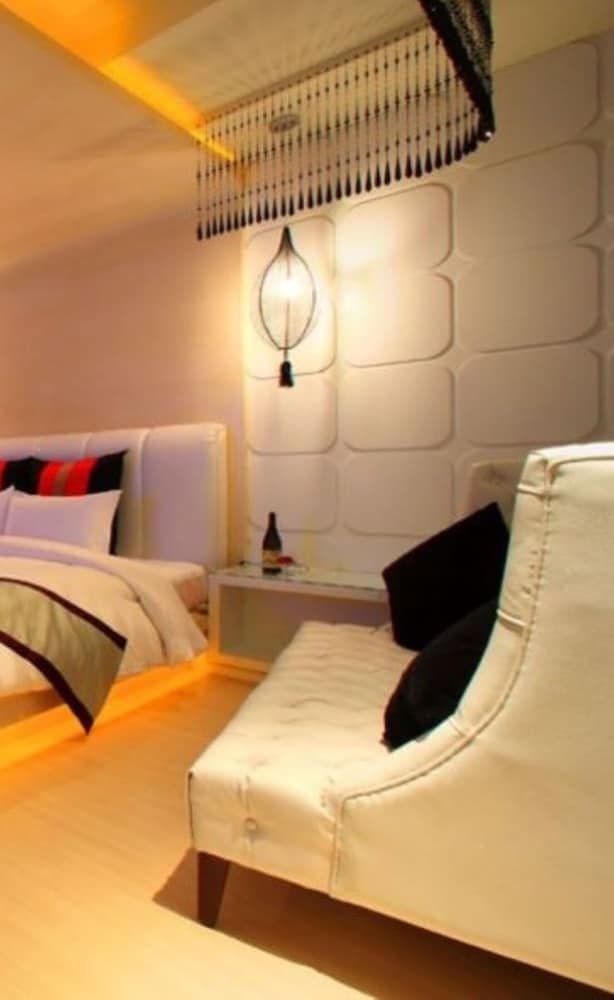 Deluxe Double Room (Check in after 21:00 on Sat, continuous stay must check out)