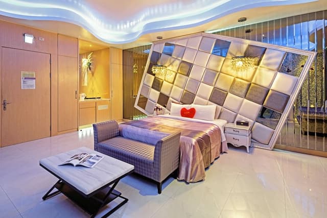Standard Double Room, 1 King Bed (21:00 check in)