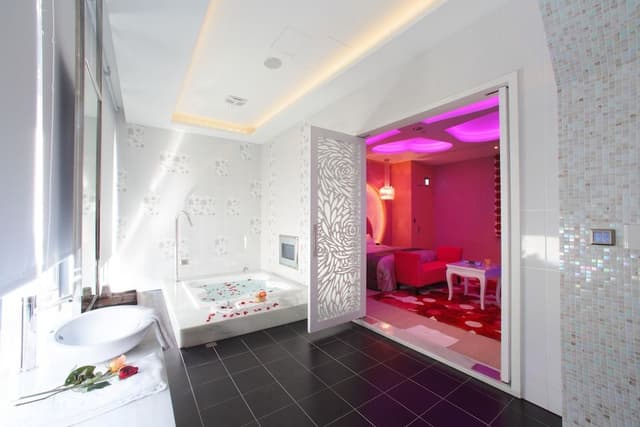 Standard Double Room, 1 King Bed (21:00 check in)