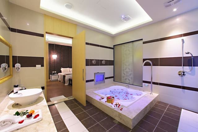 Deluxe Double Room, 1 King Bed (21:00 check in)