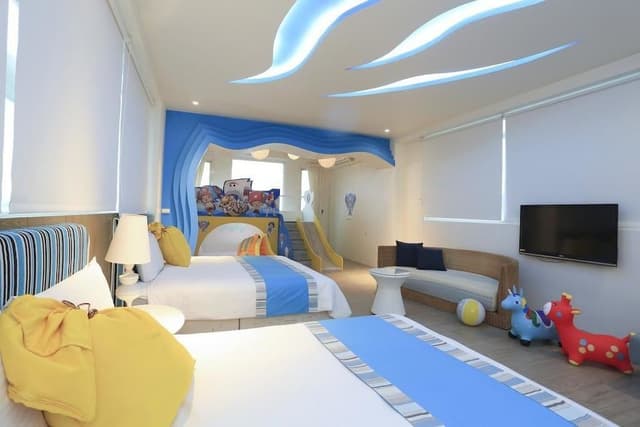 Quadruple Room (Dreamy Blue)