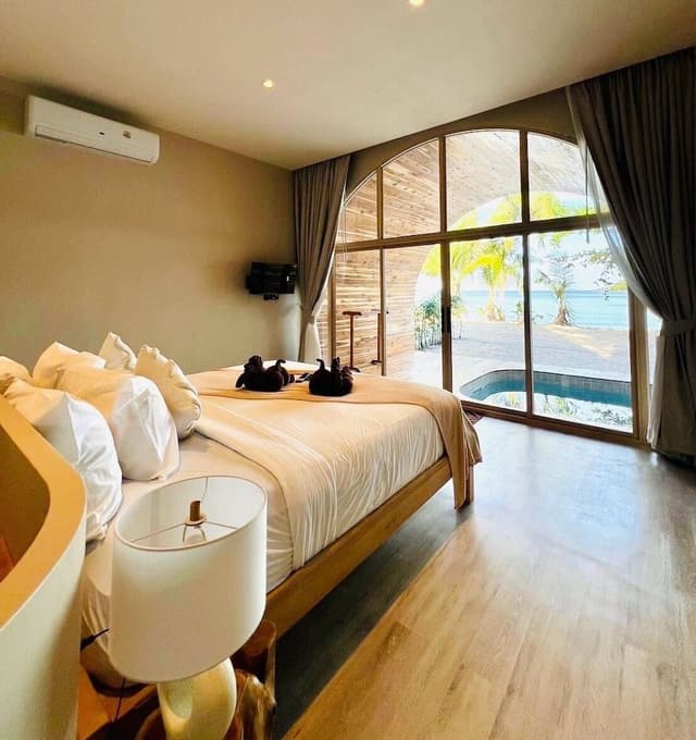 Beach Front Villa (No Pet Allowed)