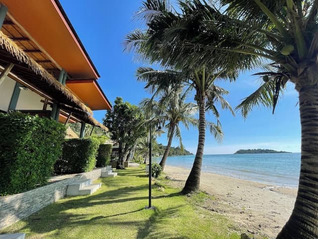 Room Air-Con Beach Front (2 persons)
