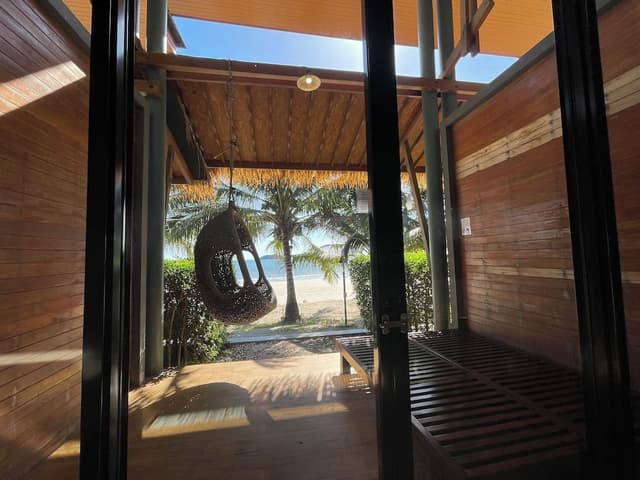 Room Air-Con Beach Front (2 persons)