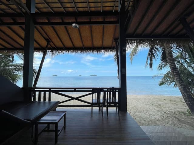 Air-Con Beach Front (4 persons)