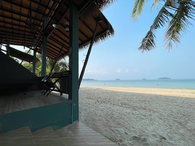 Air-Con Beach Front (4 persons)