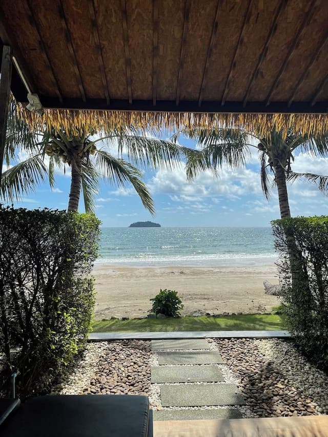 Room Air-Con Beach Front (2 persons)