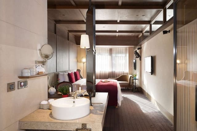 Prestige Club Deluxe King (Free Parking, 1 Vehicle)
