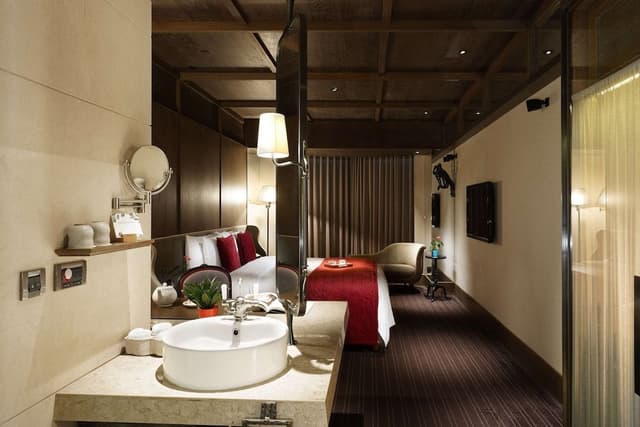 Prestige Club Deluxe King (Free Parking, 1 Vehicle)