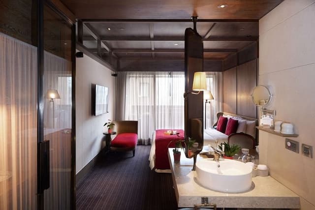 Prestige Club Superior Queen (Free Parking, 1 Vehicle)