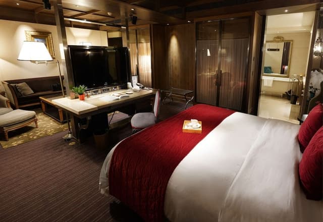Deluxe Suite King Room (Free Parking, 1 Vehicle)