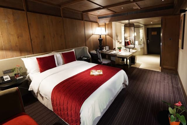 Prestige Club Superior Queen (Free Parking, 1 Vehicle)