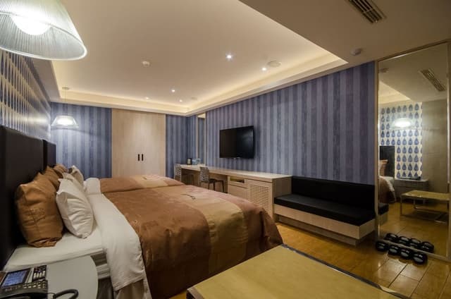 Business Quadruple Room, 2 Queen Beds, Non Smoking