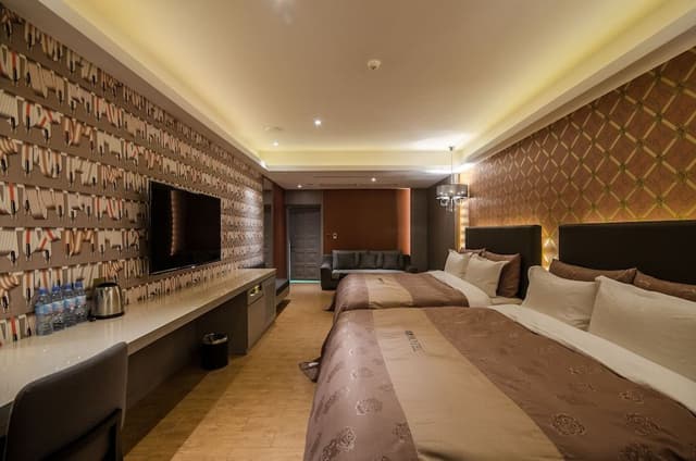 Business Quadruple Room, 2 Queen Beds, Non Smoking