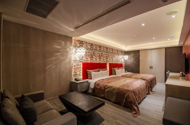 Business Quadruple Room, 2 Queen Beds, Non Smoking