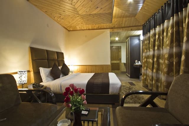 Luxury Double Room, 1 Queen Bed, Hill View, Garden Area