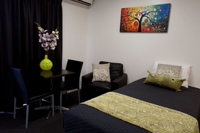 Queen Single Room with Kitchenette