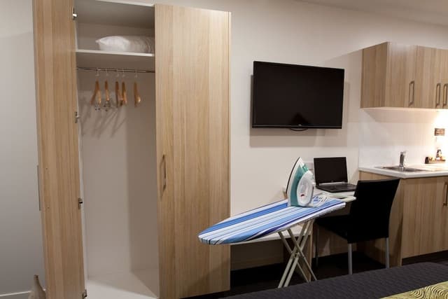 Queen Single Room with Kitchenette