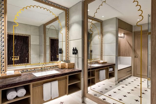 Suite, 1 King Bed (Rajwada)