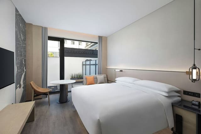 Room, 1 King Bed, Garden View