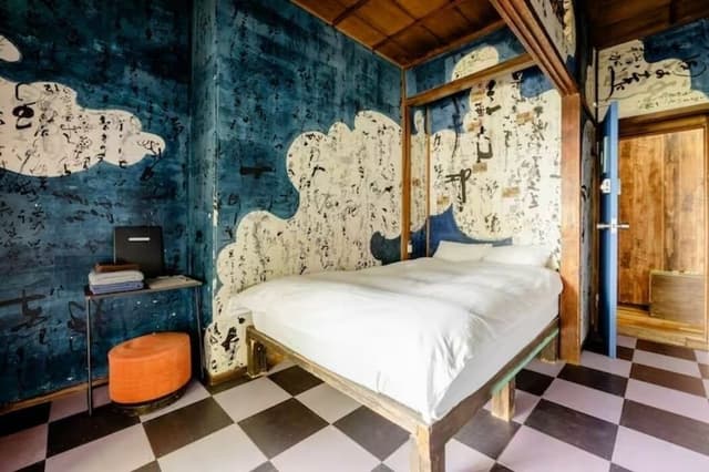Twin Room with Shared Bathroom (Moon)
