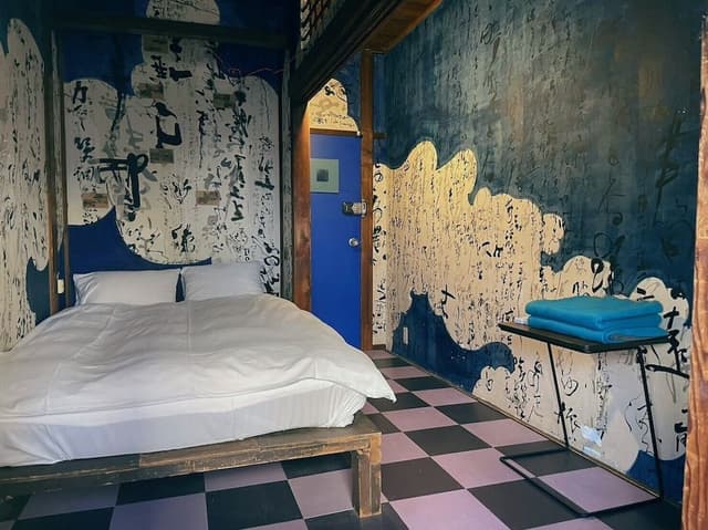 Twin Room with Shared Bathroom (Moon)