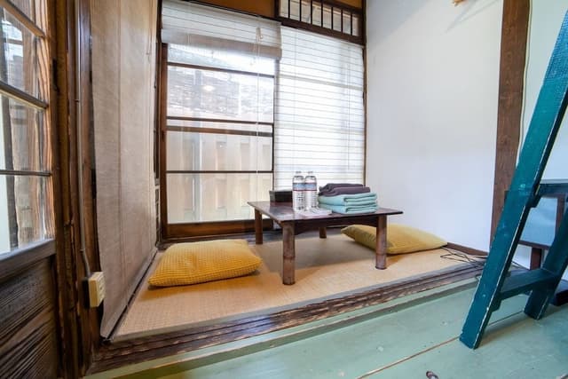 Twin Room with Shared Bathroom (Tigers)