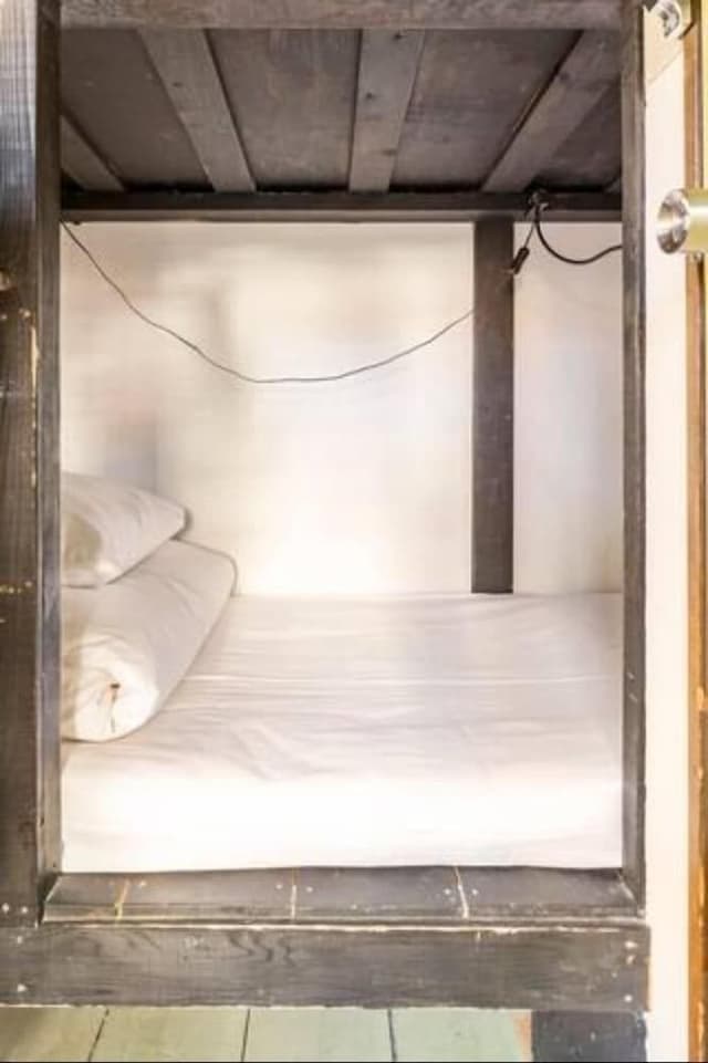 Twin Room with Shared Bathroom (Tigers)