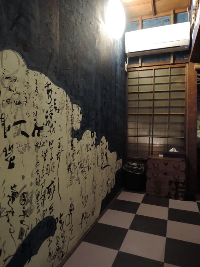 Twin Room with Shared Bathroom (Moon)