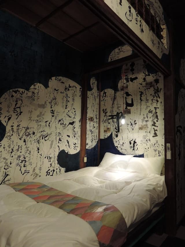 Twin Room with Shared Bathroom (Moon)