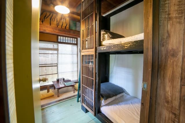 Twin Room with Shared Bathroom (Tigers)