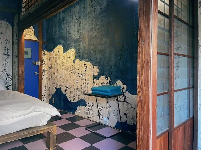 Twin Room with Shared Bathroom (Moon)