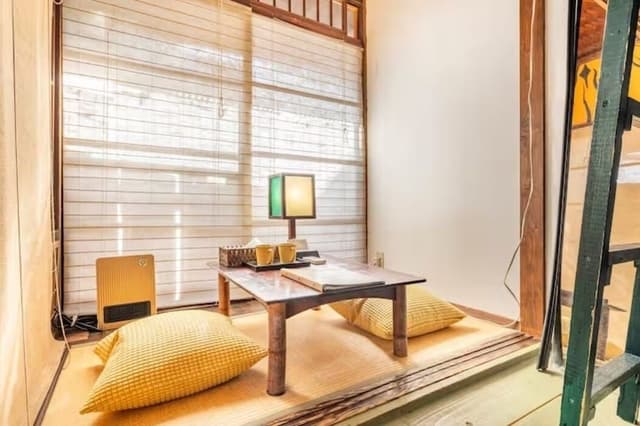 Twin Room with Shared Bathroom (Tigers)