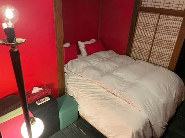 Standard Double or Twin Room with Shared Bathroom (Flowers)
