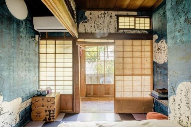 Twin Room with Shared Bathroom (Moon)
