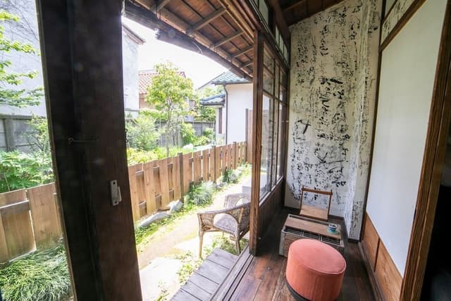 Twin Room with Shared Bathroom (Moon)