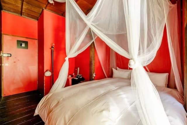 Standard Double or Twin Room with Shared Bathroom (Flowers)
