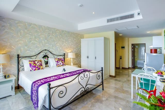 Deluxe Oceanfront Studio with Jacuzzi/Shower