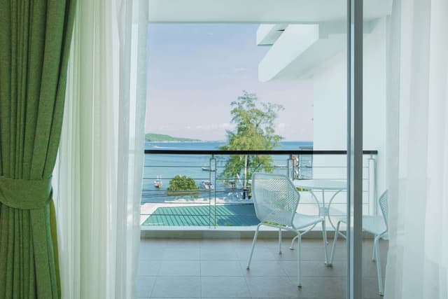 Oceanfront Studio with Shower