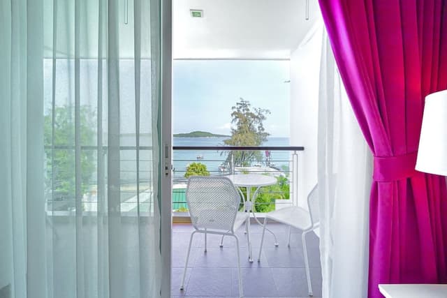 Deluxe Oceanfront Studio with Jacuzzi/Shower