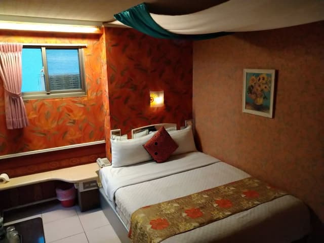 Double Room (Violet)