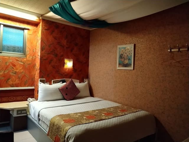 Double Room (Violet)