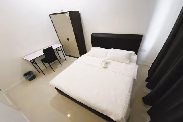Standard Room, 1 Queen Bed, Shared Bathroom