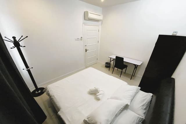 Standard Room, 1 Queen Bed, Shared Bathroom