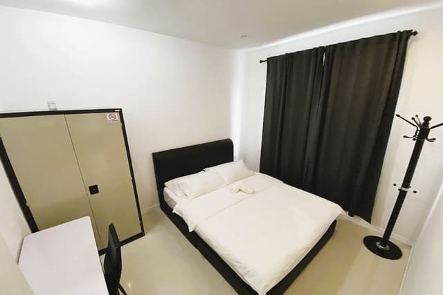 Standard Room, 1 Queen Bed, Shared Bathroom
