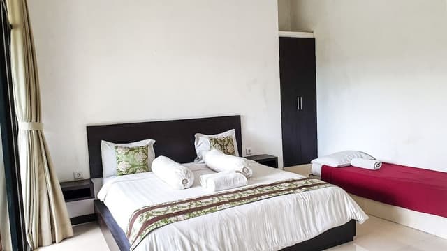 Standard Triple Room, Multiple Beds, Private Bathroom, Courtyard View